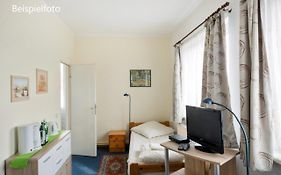 Pension GP3, Zimmer mit Kochnische und Duschbad vor den Toren Berlins